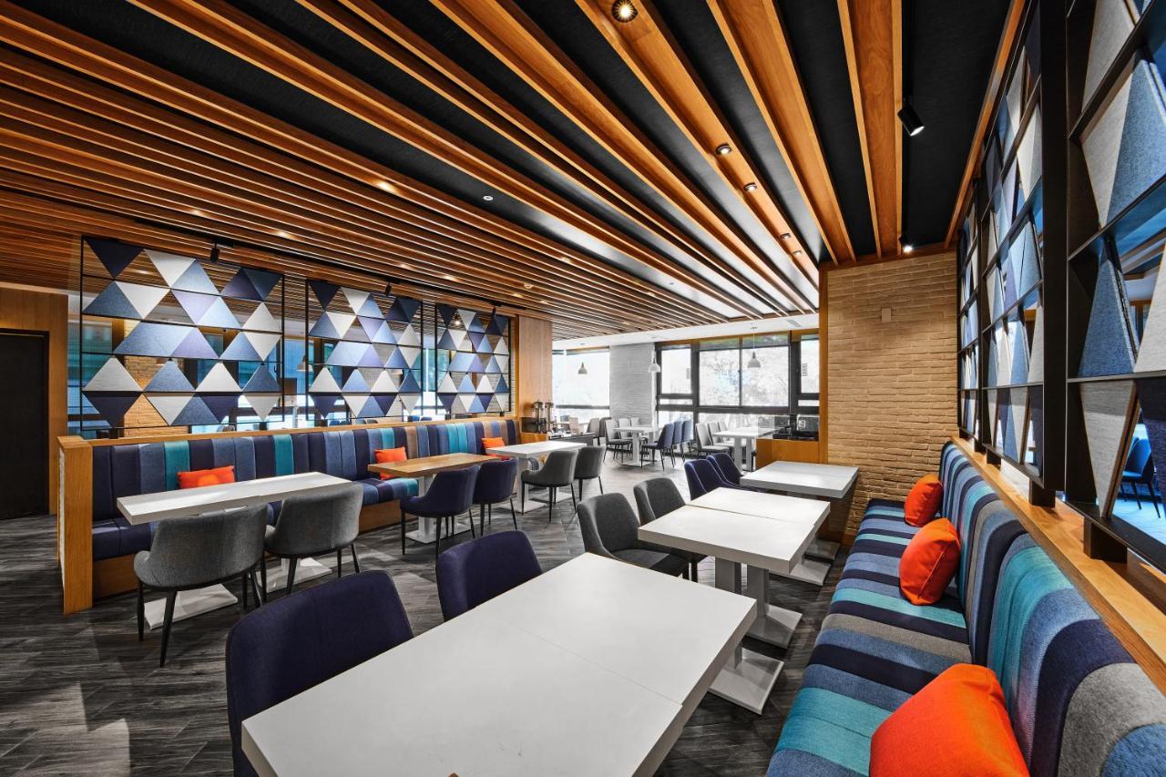 Holiday Inn Express Kaohsiung Love River By Ihg Esterno foto