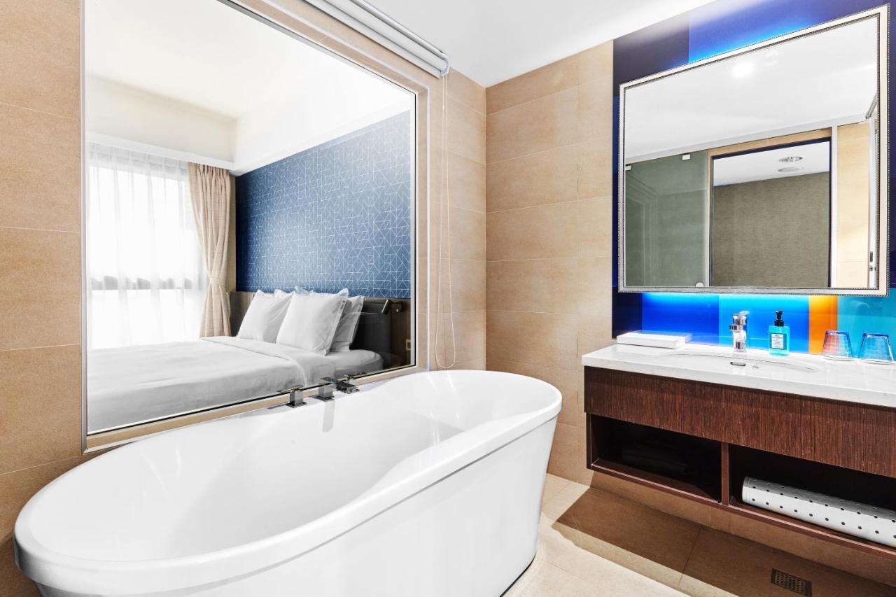 Holiday Inn Express Kaohsiung Love River By Ihg Esterno foto