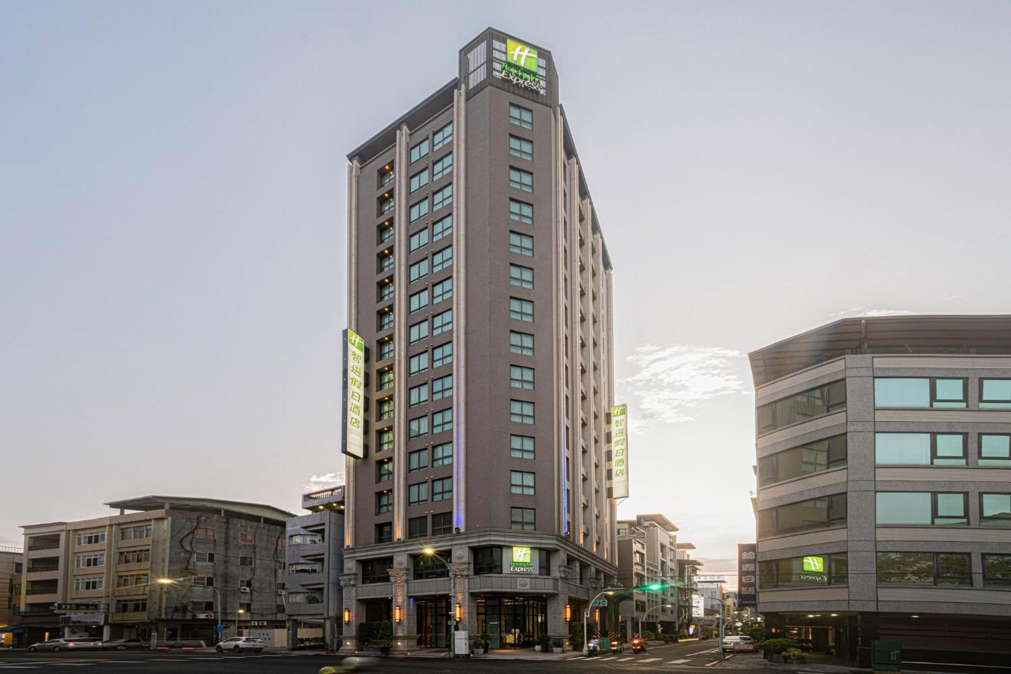 Holiday Inn Express Kaohsiung Love River By Ihg Esterno foto