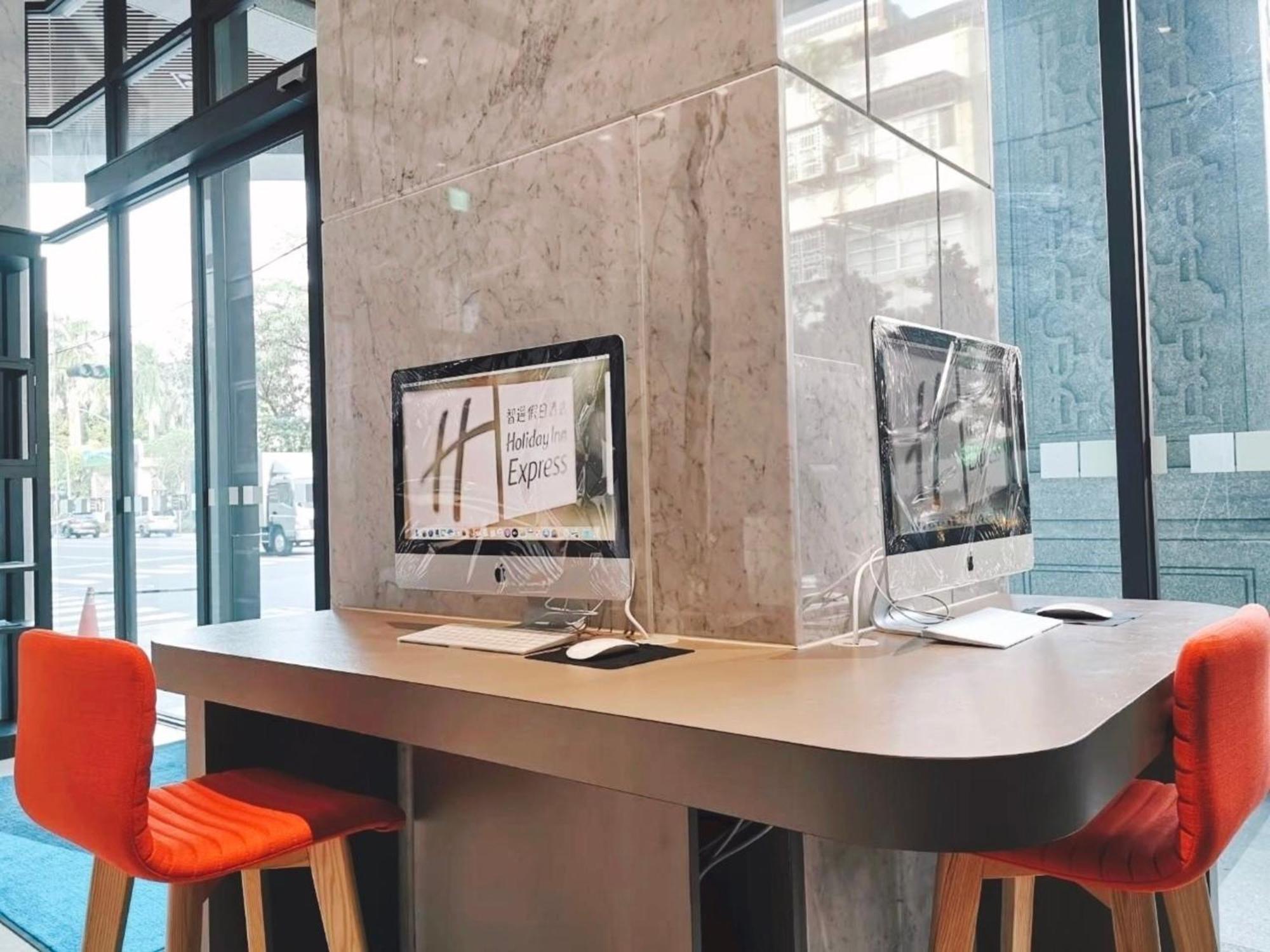 Holiday Inn Express Kaohsiung Love River By Ihg Esterno foto