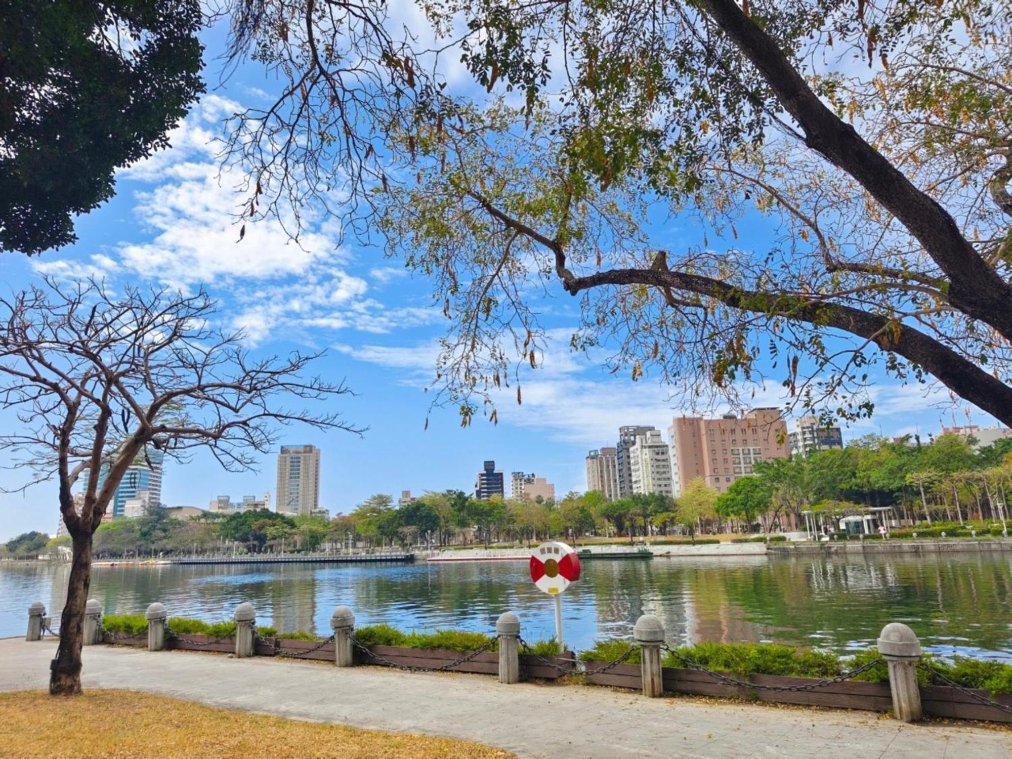 Holiday Inn Express Kaohsiung Love River By Ihg Esterno foto